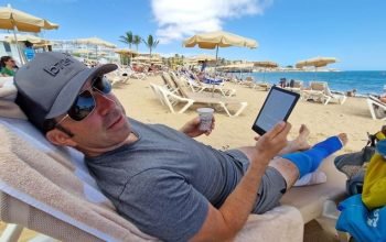 Mit Krücken am Strand